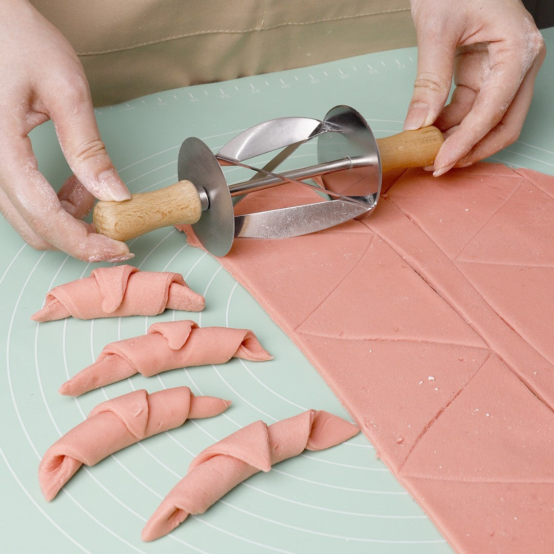 0217m Croissant Cutter