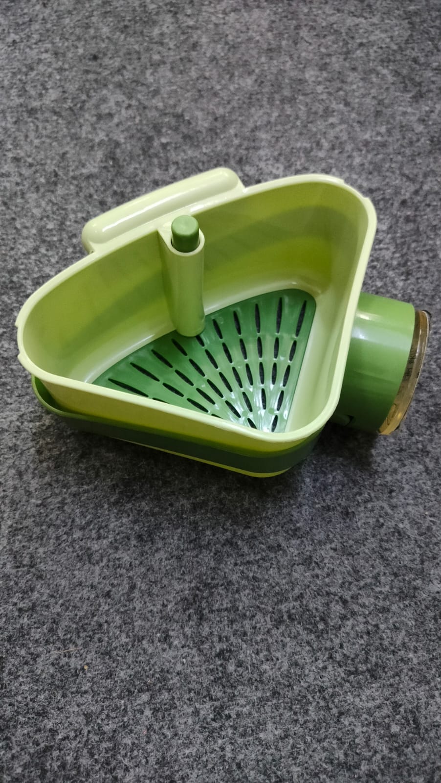 Triangle drain basket sink