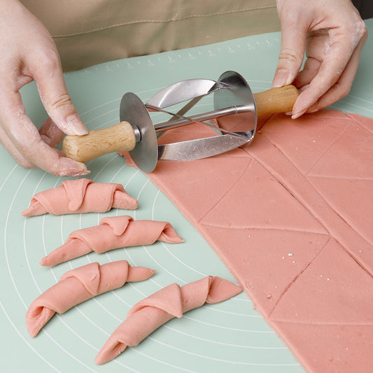 0217m Croissant Cutter